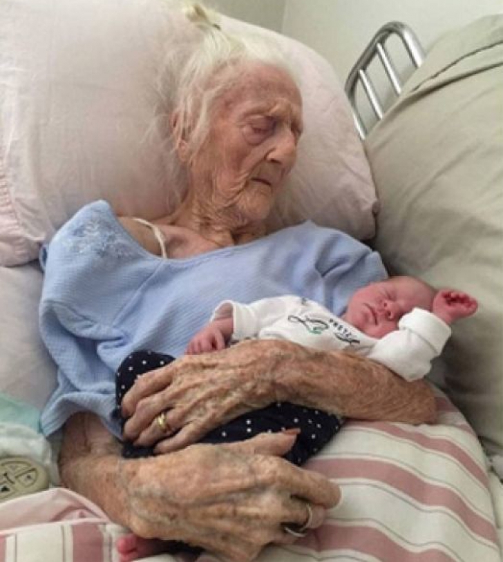 Adevărul din spatele acestei poze: Cine este bătrâna despre care se spune că a născut la 101 ani