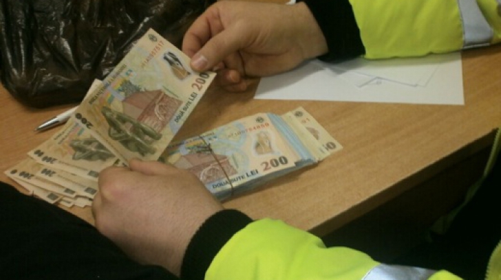 O femeie din Hunedoara a predat poliţiştilor o sumă de bani găsită sub o bancă din parc