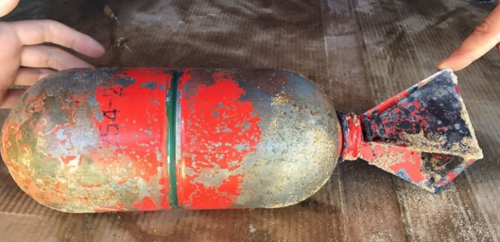 O BOMBĂ de aviaţie de 4 kg, găsită pe o plajă din Eforie Sud / Foto: ziuaconstanta.ro