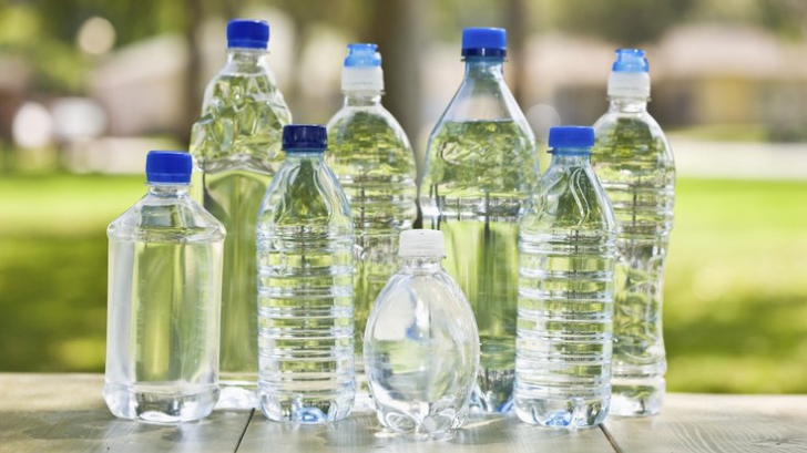Depozitezi apa în sticle mai vechi? Acest obicei îți poate cauza probleme grave de sănătate