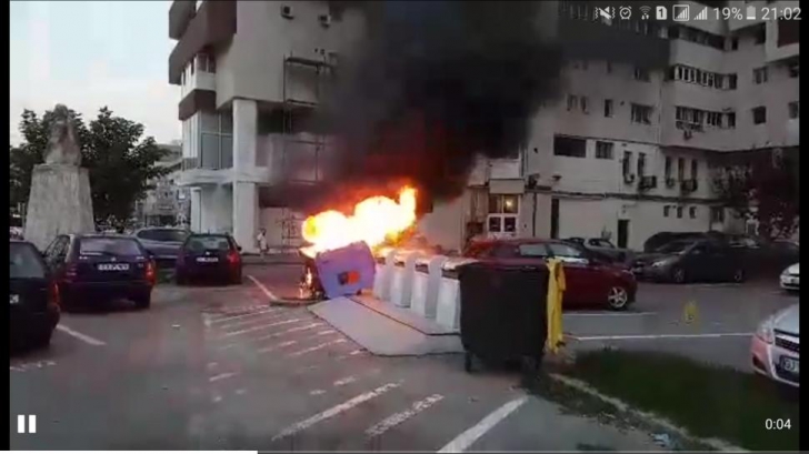 Incendiu în Târgu Jiu: un container de gunoi în flăcări în centrul oraşului