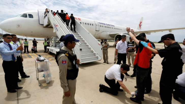 Deportări în masă din Cambogia. 74 de chinezi suspectați de fraude pe Internet expulzați în China