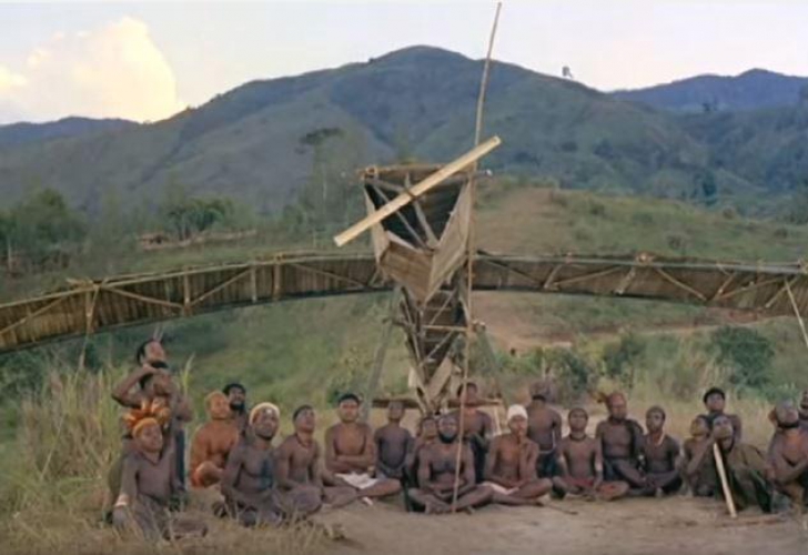 Oameni de pe o insulă izolată au văzut un avion prima dată. Ce a urmat e FANTASTIC!