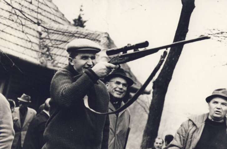 Pușca lui Nicolae Ceaușescu a fost scoasă la licitație. Află detalii despre piesa de colecție
