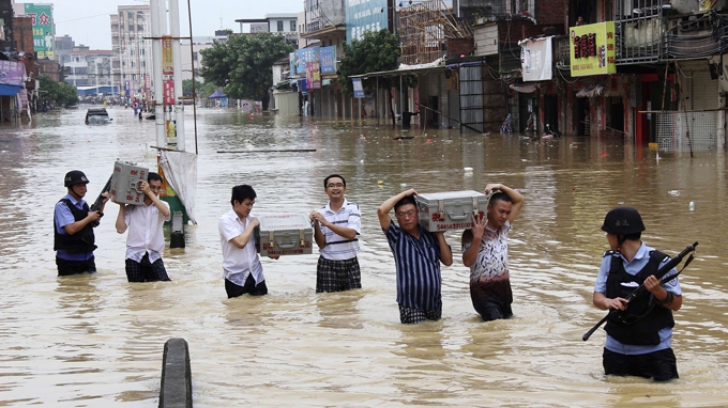 Inundații majore în China soldate cu 15 victime și zeci de mii de localnici evacuați