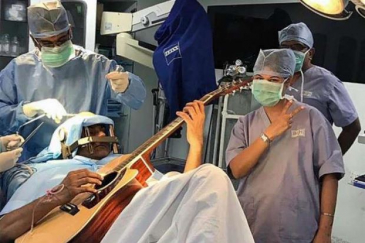 HALUCINANT! Cântă la chitară în timp ce este operat pe creier