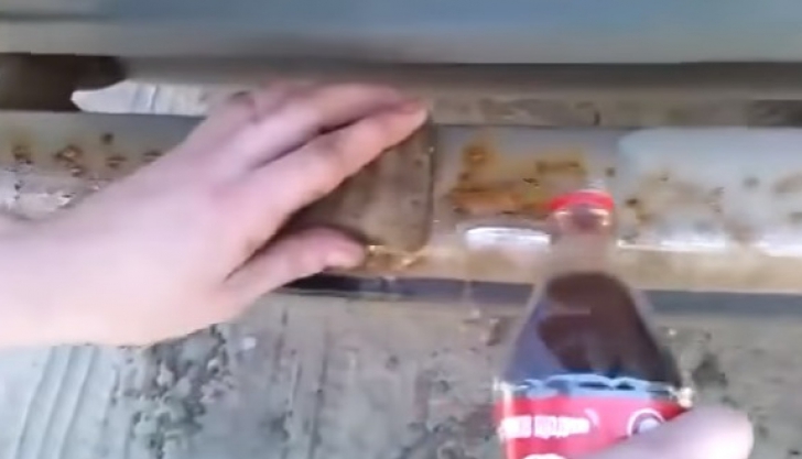 Ce se întâmplă dacă torni cola peste un obiect ruginit. Imagini incredibile