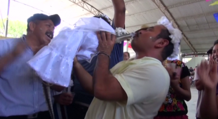 Inedit! Primarul unui oraş din Mexic s-a căsătorit cu un crocodil