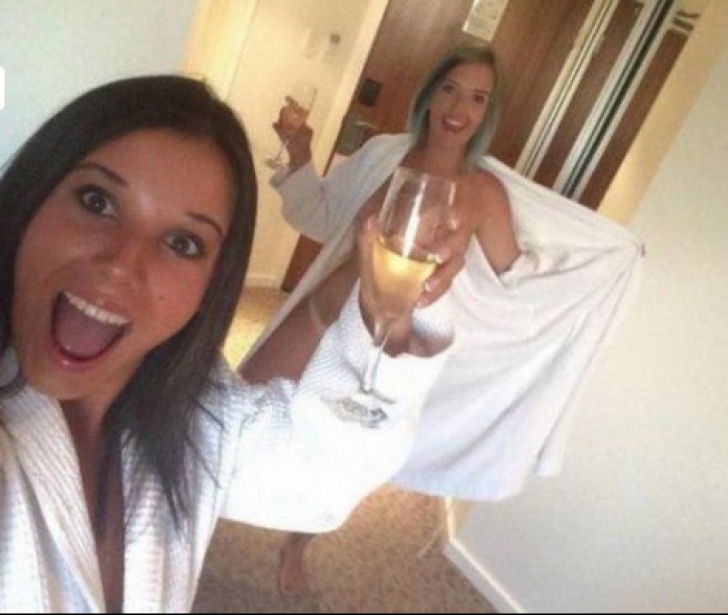 Bruneta a ieşit de la duş, a făcut un selfie, dar nu şi-a dat seama că şi-a prins colega goală