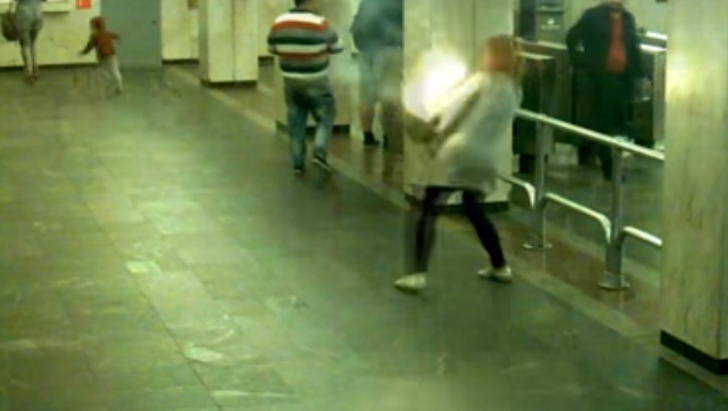 Geanta unei femei a explodat la metrou! Pasagerii au fugit îngroziţi