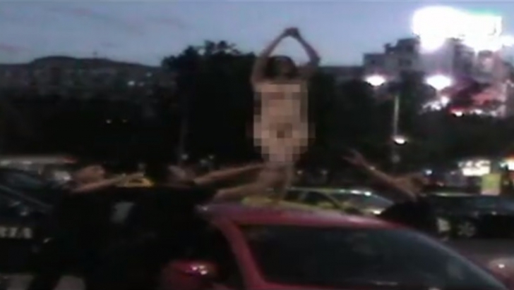 Caz ȘOCANT în București! O femeie DEZBRĂCATĂ, în stare de șoc, săltată de jandarmi de pe o mașină 