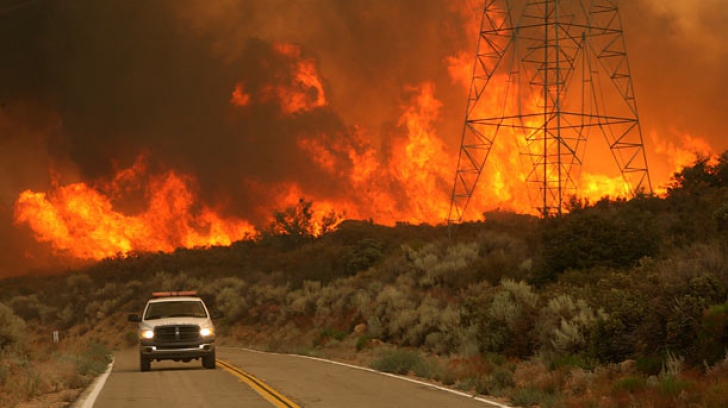 Catastrofă în California! Incendii severe amenință două state, iar pompierii cu greu fac față