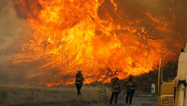 Catastrofă în California! Incendii severe amenință două state, iar pompierii cu greu fac față