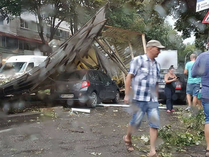 Imagini APOCALIPTICE. Potopul s-a abătut asupra Brăilei: copaci căzuţi, maşini distruse