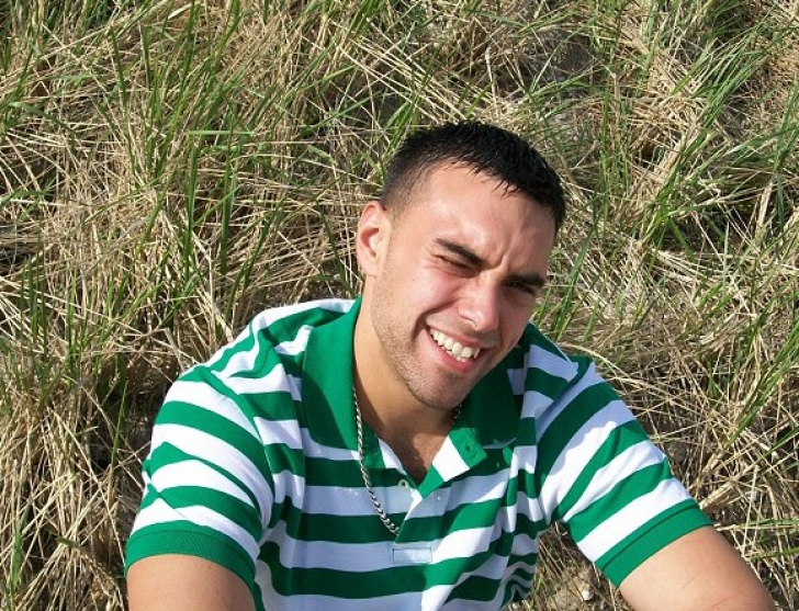 A crezut că-l &icirc;nşală. I-a luat m&acirc;na şi i-a injectat heroină. O nimica toată pe l&acirc;ngă ce a urmat!