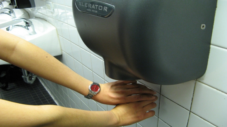 De ce NU E BINE să folosești uscătoarele de mâini din toaletele publice. E mai rău decât crezi