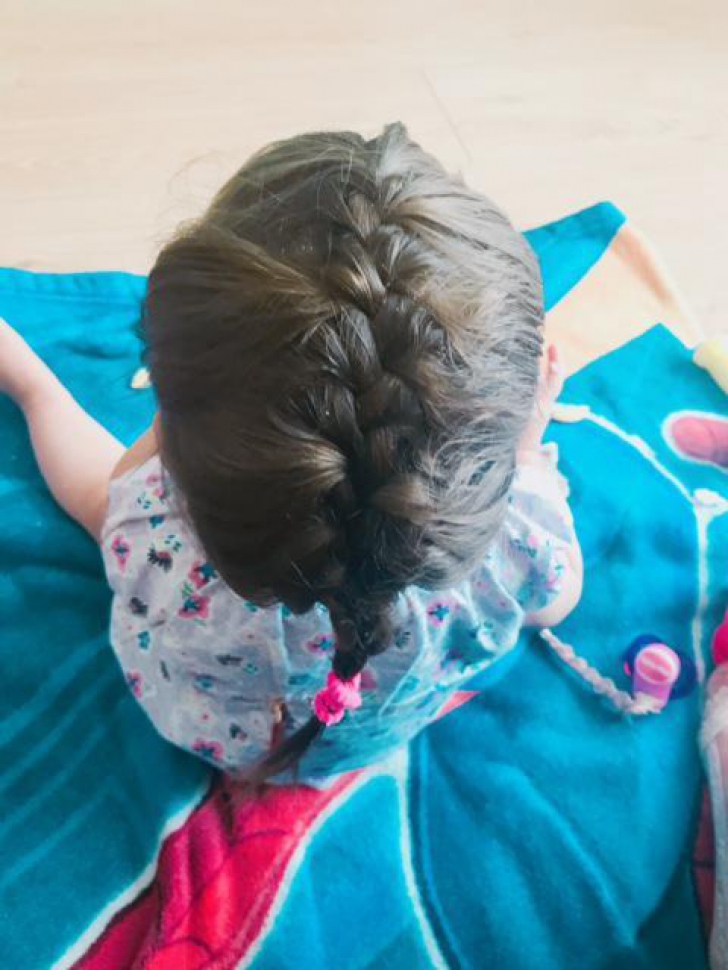 O fetiţă de 9 luni e vedetă pe internet - are părul atât de lung şi des, încât poate fi împletit