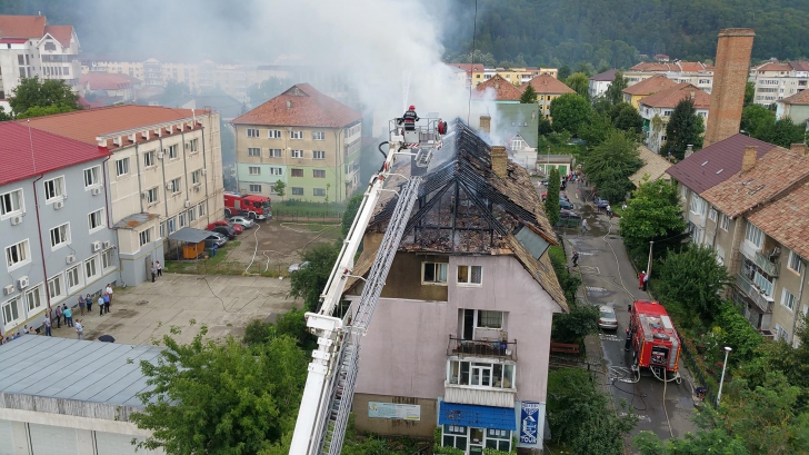 Incendiu violent într-un bloc din Piatra Neamţ. Imagini SPECTACULOASE - FOTO & VIDEO