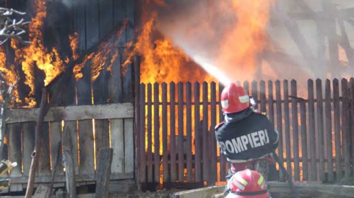 Incendiu puternic în Prahova. Trei case au ars până în temelii