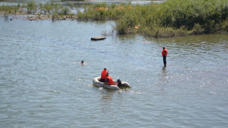 Doi minori găsiți înecați în râul Mureș. Alți trei copii au ajuns de urgență la spital