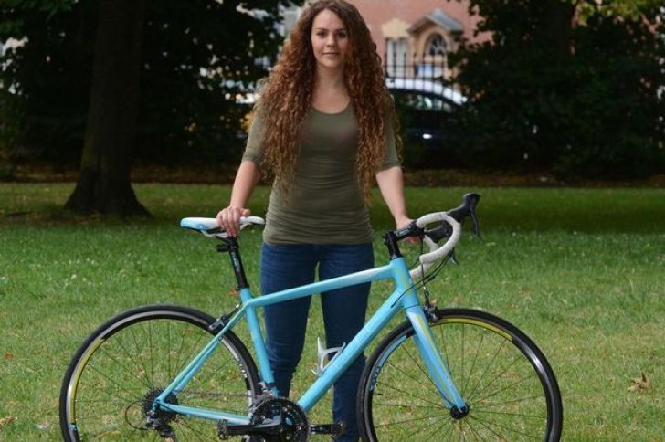 Tot internetul o APLAUDĂ: reacţia unei femei, când s-a întâlnit cu cel care i-a furat bicicleta!