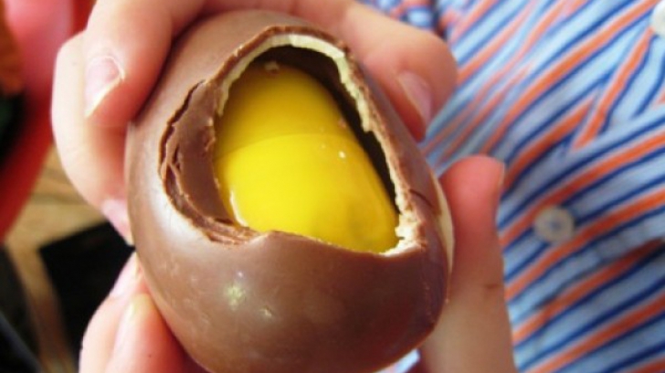 I-a cumpărat copilului un ou de ciocolată, dar s-a îngrozit când l-a deschis. A sunat la poliție 