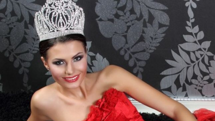 O fostă miss Universe România este acum şef la CFR
