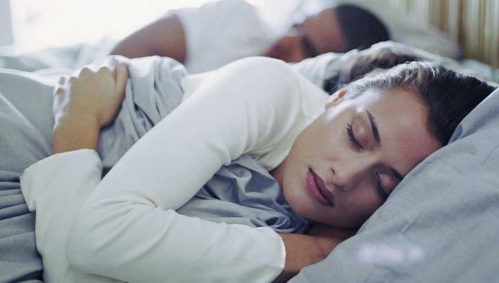 Studiu de ultimă oră: somnul de weekend te poate face mai inteligent și mai slab