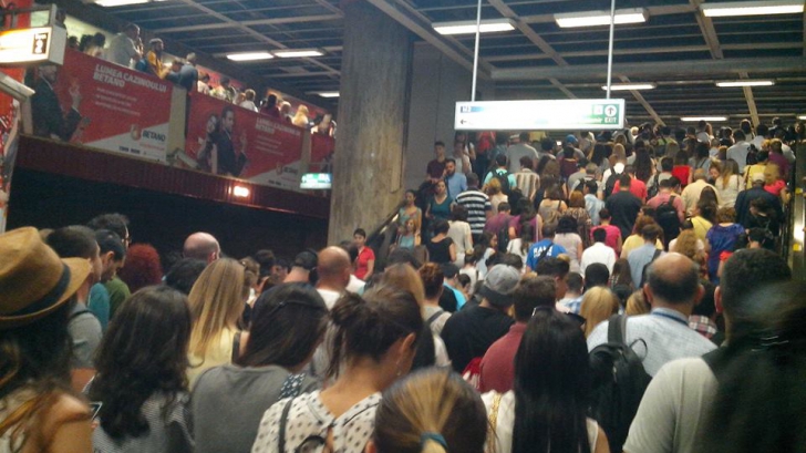 Cozi INFERNALE la metrou! Stația Piața Unirii, complet blocată VIDEO