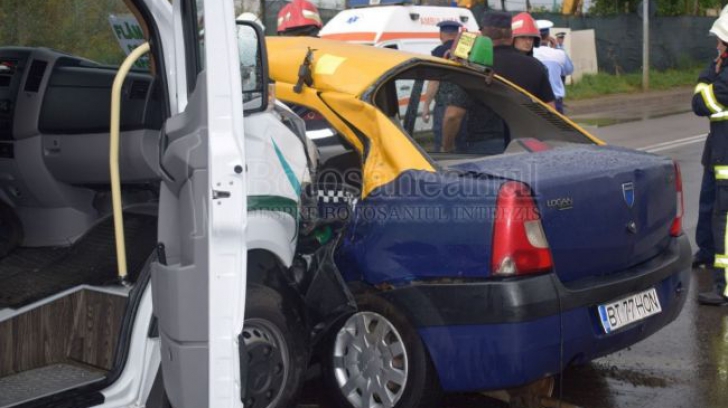 Un şofer de taxi a murit, după ce un microbuz cu pasageri a intrat în maşina pe care o conducea