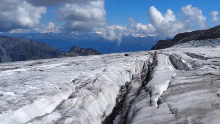 Au dat la o parte gheaţa din Alpii elveţieni, ŞOC ce era sub zăpada. Îi căutau de 75 de ani