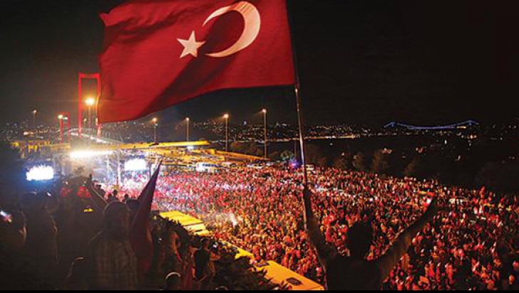 Zeci de mii de oameni comemorează la Istanbul împlinirea unui an de la puciul eșuat