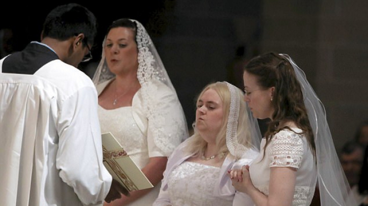 Nuntă neobişnuită în SUA! Trei femei s-au "căsătorit cu Iisus" în cadrul unei ceremonii religioase