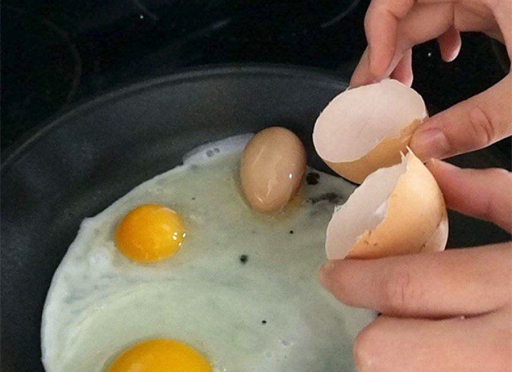A vrut să facă ouă ochiuri pentru micul dejun. Când a spart unul dintre ele a înlemnit. Nu se poate!