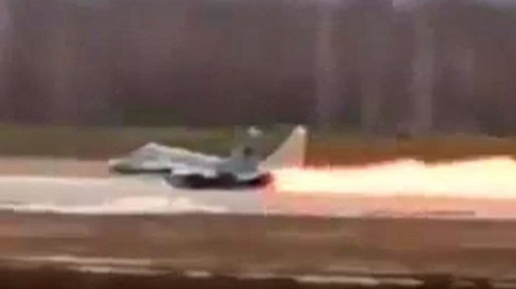 Avion de luptă în flăcări, după ce a decolat! Gestul pilotului de a se salva a devenit viral