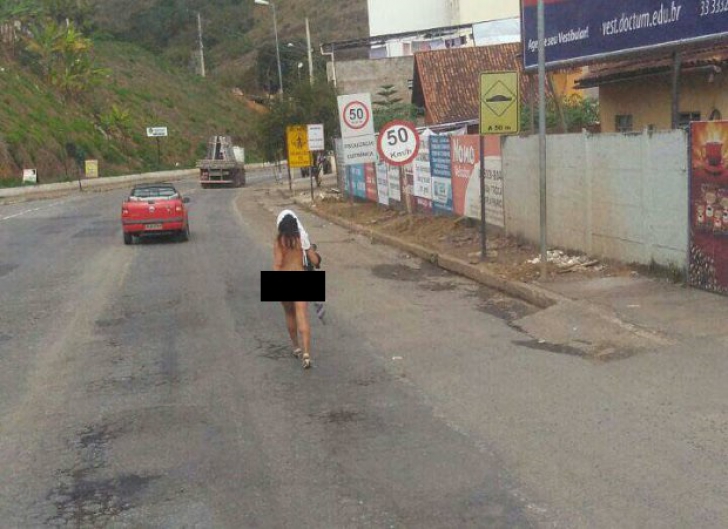 Această femeie a OPRIT traficul! Cel mai surprinzător mod de a purta o fustă