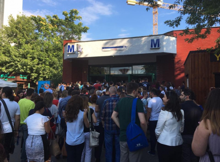 Stația de metrou Pipera, după modernizarea sistemului de acces: cozi de sute de oameni așteaptă