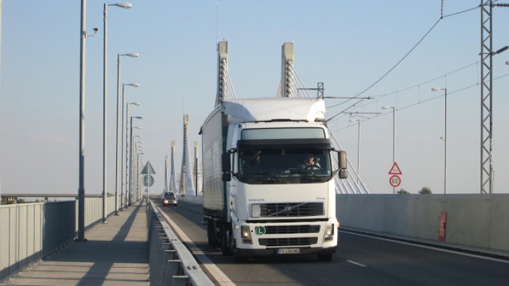 Pod peste Dunăre închis. Unul dintre cele mai importante drumuri spre Bulgaria este reabilitat