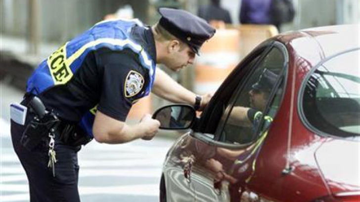 Poliţiştii au oprit o maşină pentru că rula cu 238 km/h.Când au văzut cine e şoferul, agenţii ŞOCAŢI