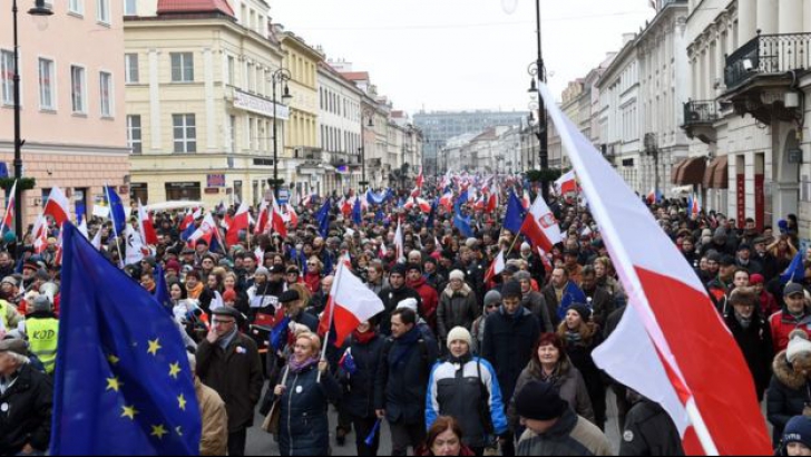 Proteste masive în Varşovia. Polonezi, în stradă pentru apărarea Justiţiei
