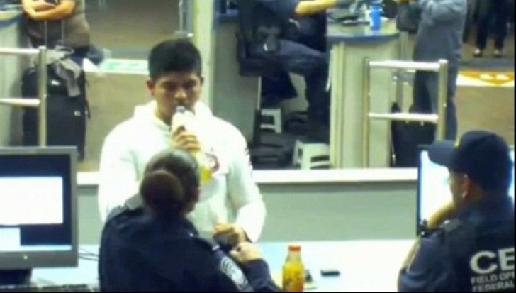 Poliţiştii de frontieră n-au crezut că are suc în sticlă: l-au convins să bea. A murit în chinuri!
