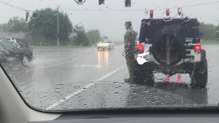 A oprit maşina lângă un soldat care stătea în ploaie. Când a aflat motivul, a ÎNLEMNIT