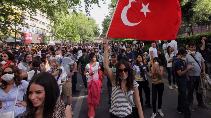 Lanț uman de demonstranți leagă Ankara de Istanbul. Protestatarii se opun politicilor lui Erdogan