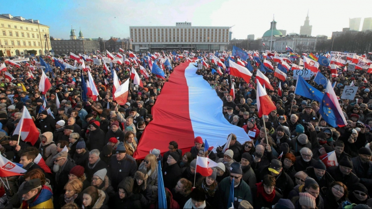 Proteste masive în Varşovia! Oamenii scandează împotriva reformelor din sistemul judiciar