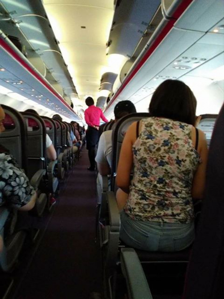 Pasager așezat pe un scaun fără spătar într-un avion Wizz Air. Cum se apără compania