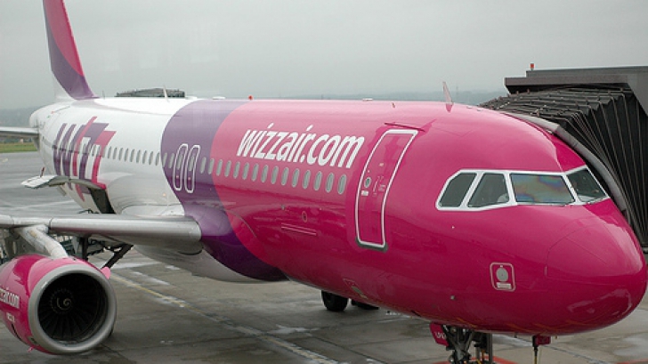 Clipe de GROAZĂ la bordul unui avion: doi pasageri au suferit un atac de panică! Reacția Wizz Air