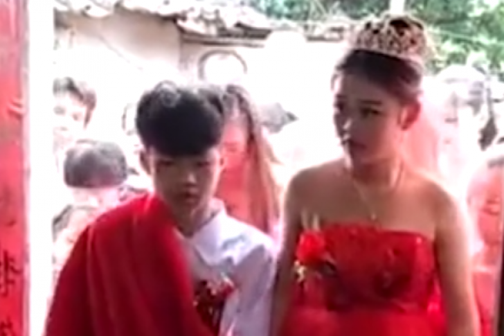 Un băieţel de 13 ani s-a căsătorit cu iubita lui. NUNTA a scandalizat o ţară întreagă