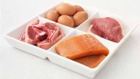 5 semne că mănânci prea multe proteine. Cum îți afectează asta organismul