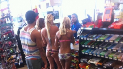 La mare, a intrat în supermarket, a văzut 2 fete în bikini.Le-a privit atent...ŞOC! Ce purtau în jos