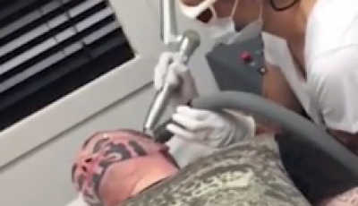 S-a trezit în închisoare cu un imens tatuaj permanent pe faţă. Ce scrie pe chipul lui e INCREDIBIL